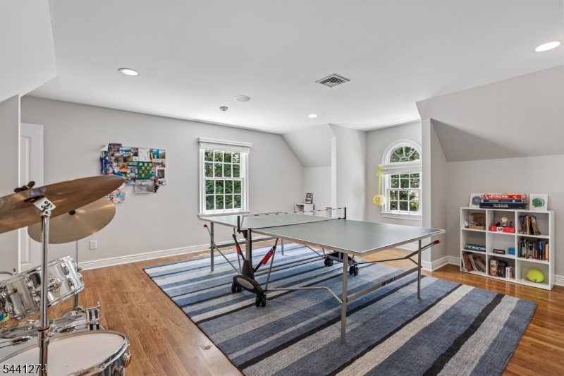 4 Holmehill Ln