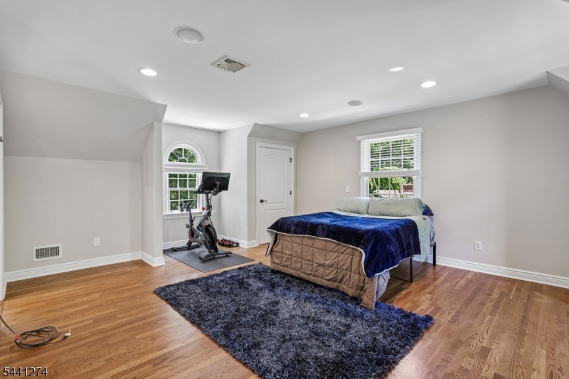 4 Holmehill Ln
