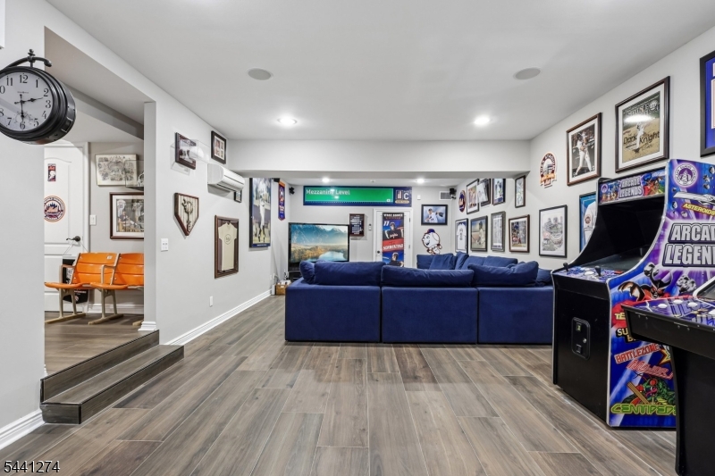 4 Holmehill Ln