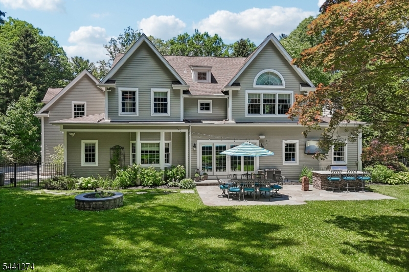 4 Holmehill Ln