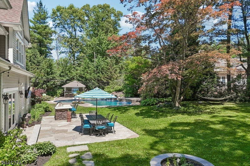 4 Holmehill Ln