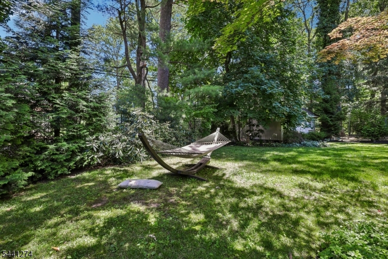 4 Holmehill Ln