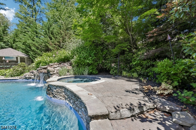 4 Holmehill Ln