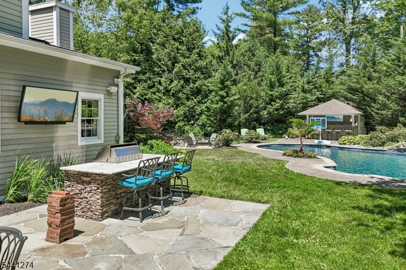 4 Holmehill Ln