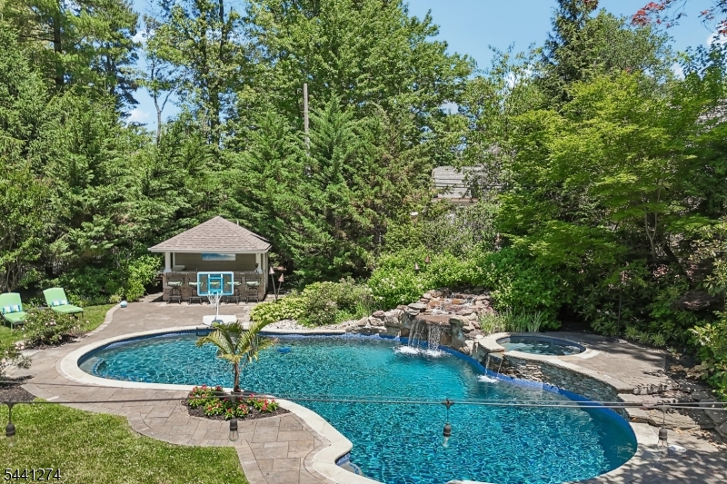 4 Holmehill Ln
