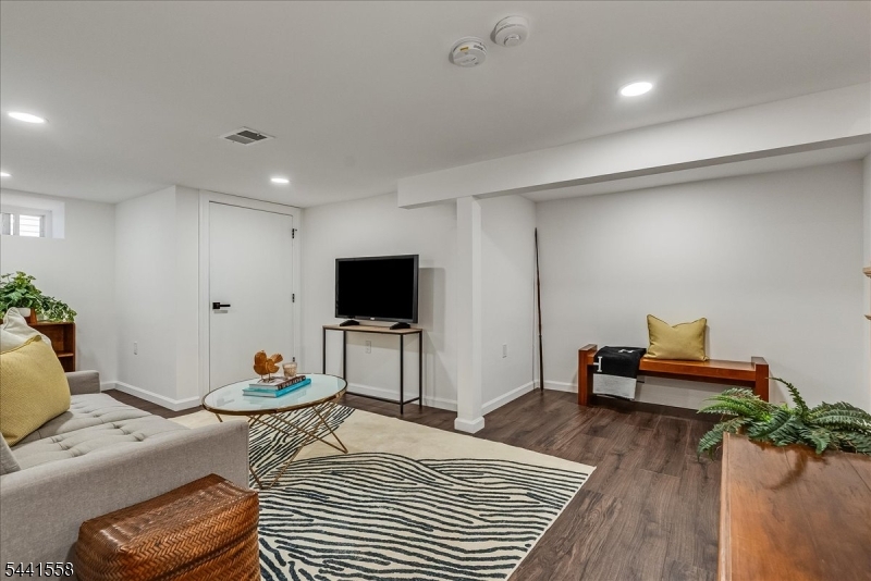 27 Montclair Ave