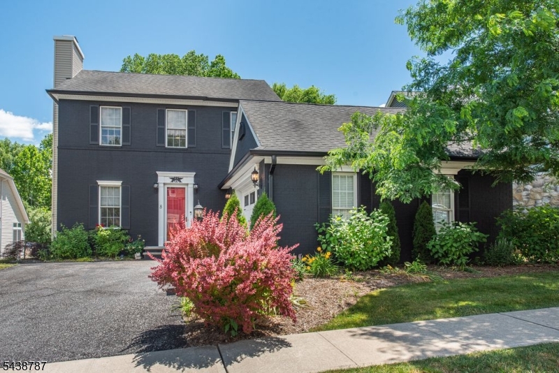 8 Bluffs Ct