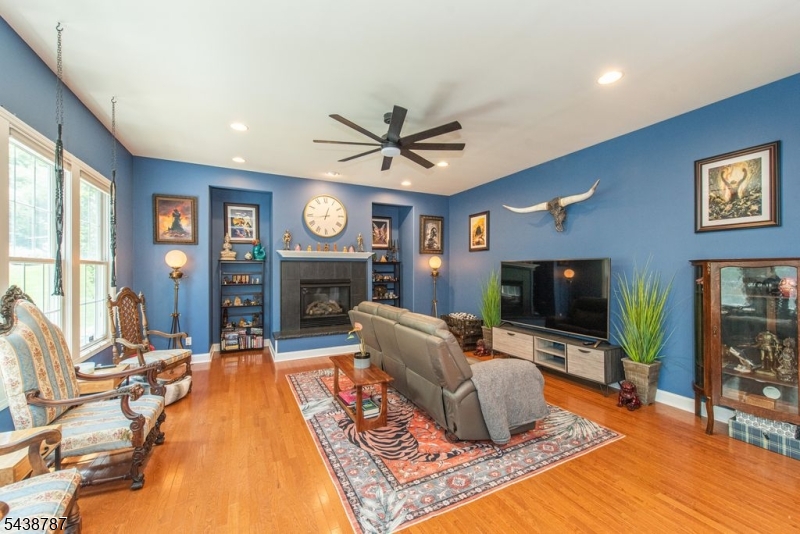 8 Bluffs Ct