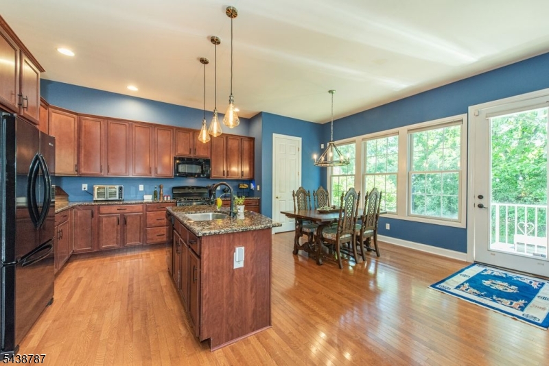 8 Bluffs Ct