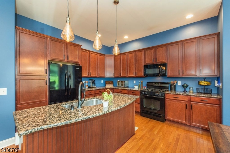 8 Bluffs Ct