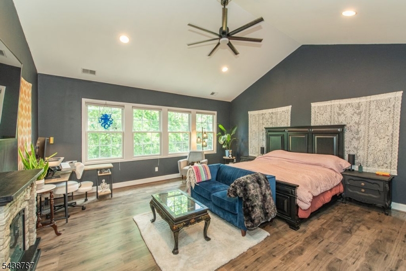 8 Bluffs Ct