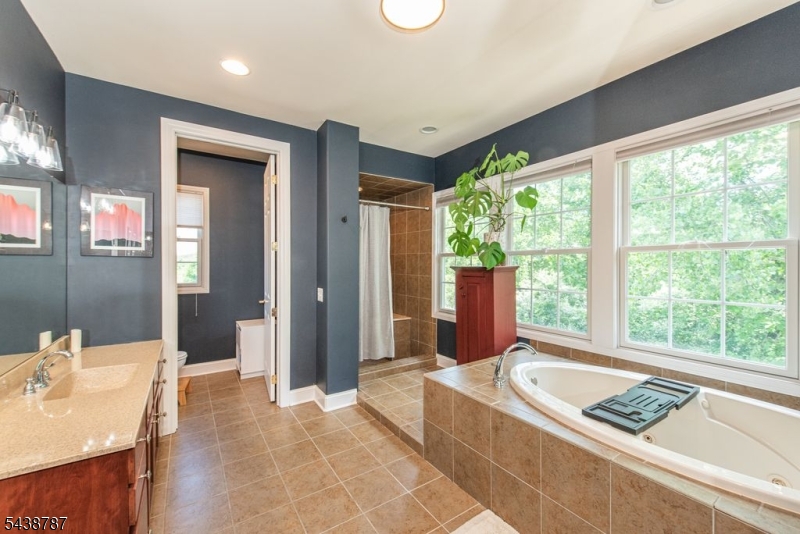 8 Bluffs Ct
