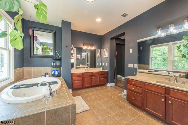 8 Bluffs Ct