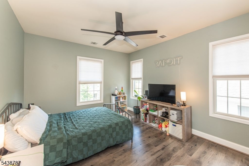 8 Bluffs Ct