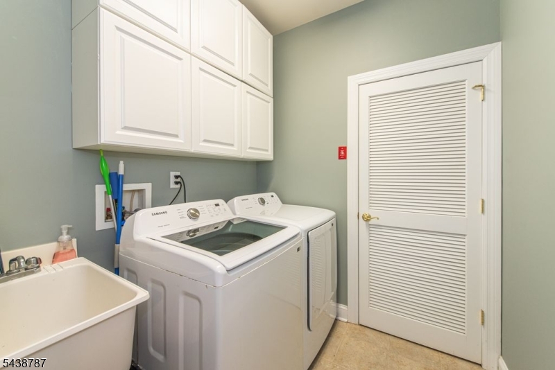 8 Bluffs Ct
