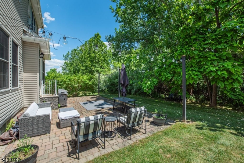 8 Bluffs Ct