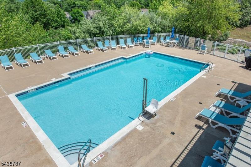 8 Bluffs Ct