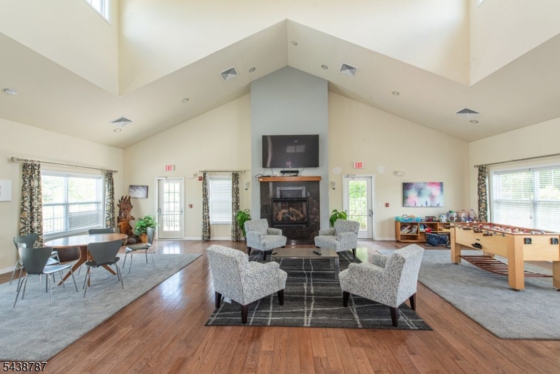 8 Bluffs Ct