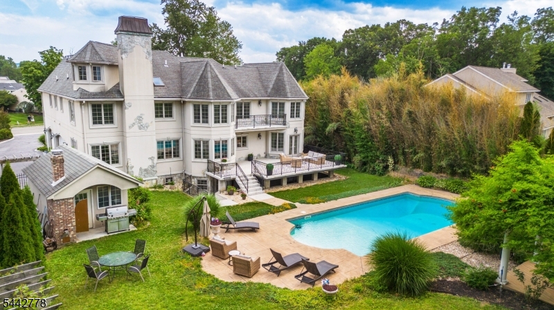 16 Cheri Ln