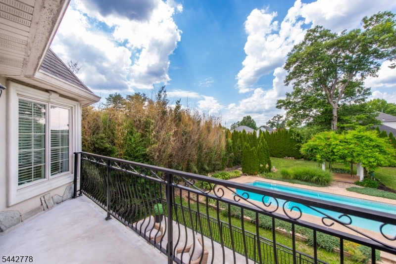 16 Cheri Ln