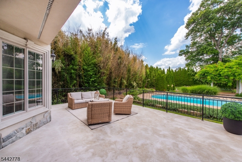 16 Cheri Ln