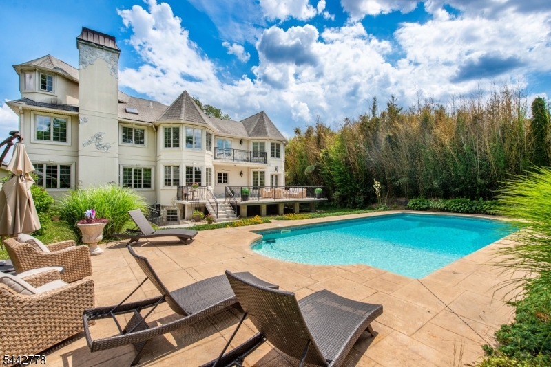 16 Cheri Ln