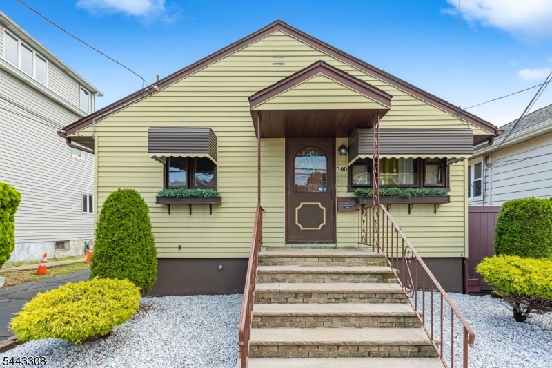 102 Dewey Ave