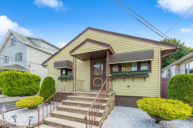 102 Dewey Ave