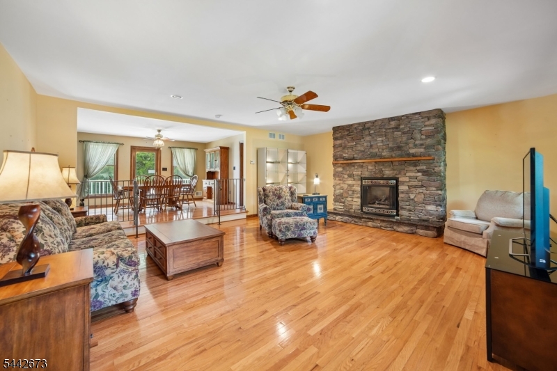 28 Nye Ave