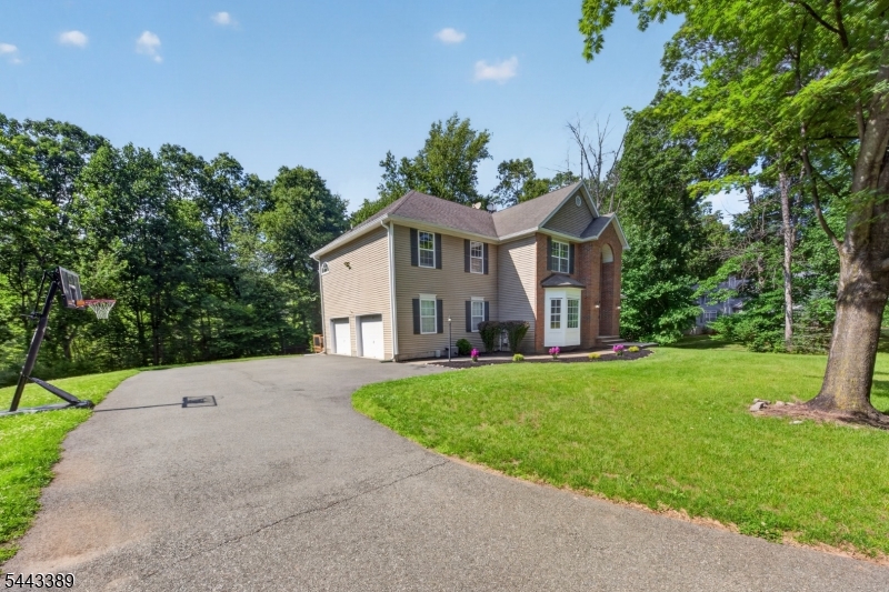 11 Whispering Woods Ln
