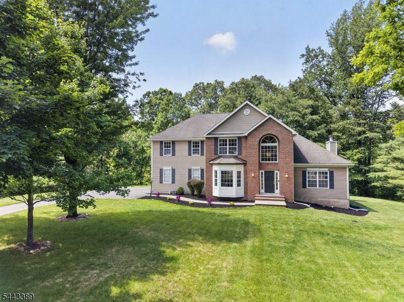 11 Whispering Woods Ln
