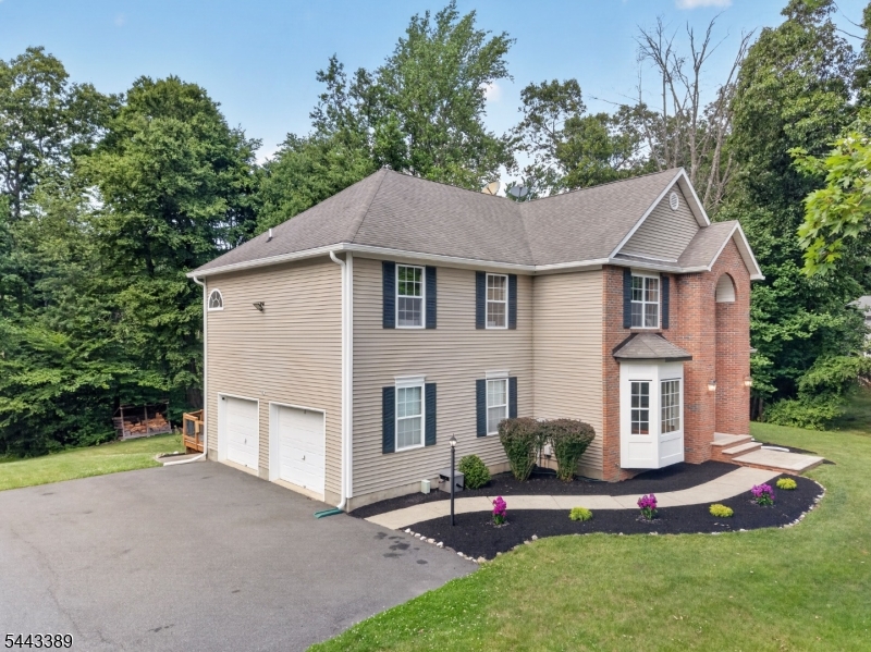 11 Whispering Woods Ln