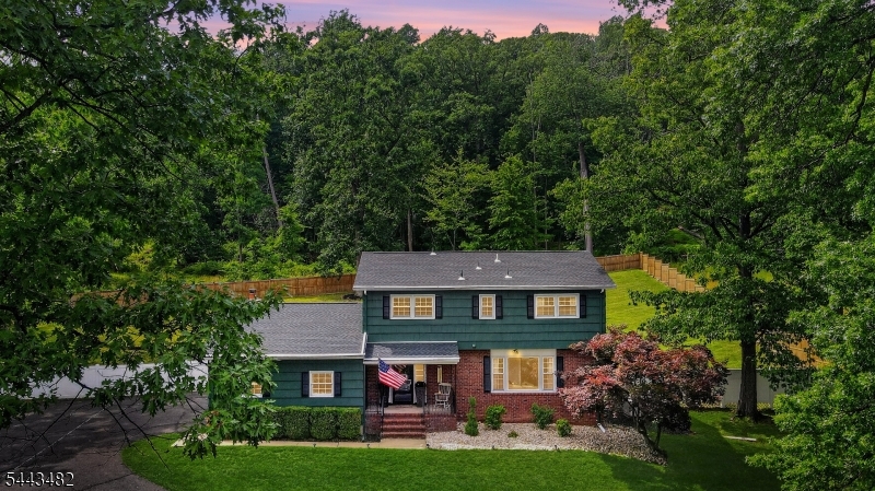 17 Forest Ln