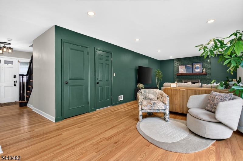 17 Forest Ln