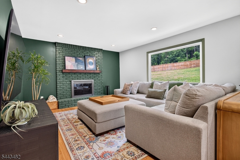 17 Forest Ln