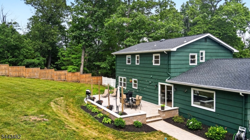 17 Forest Ln