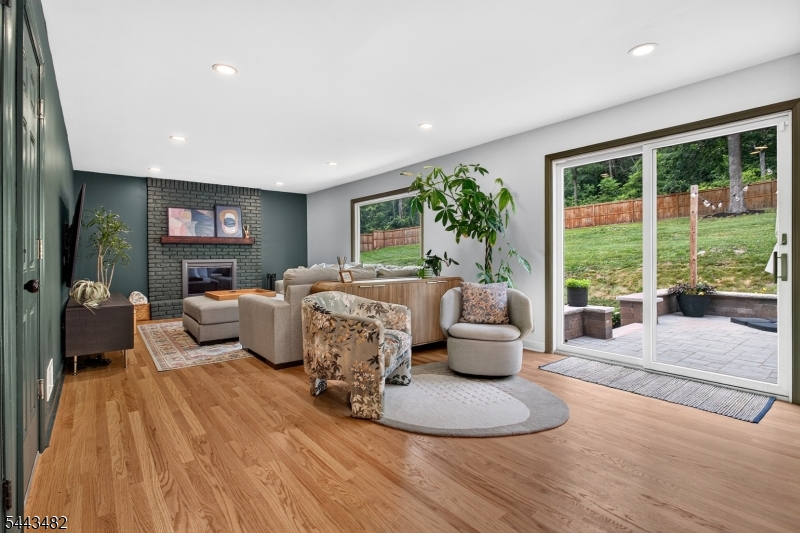 17 Forest Ln
