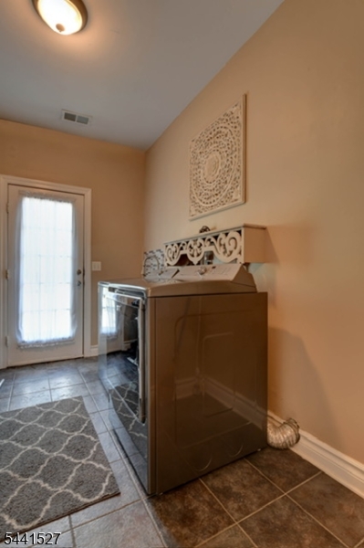 32 Dyer Rd