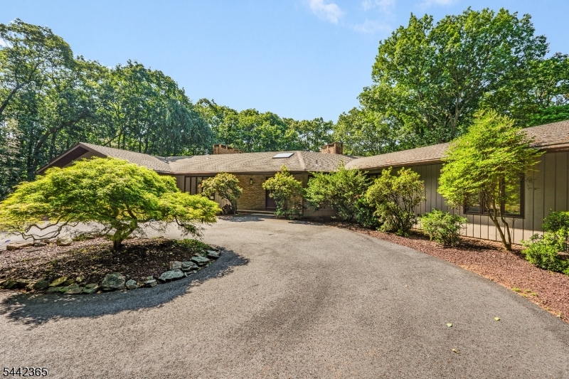 18 Horizon Dr