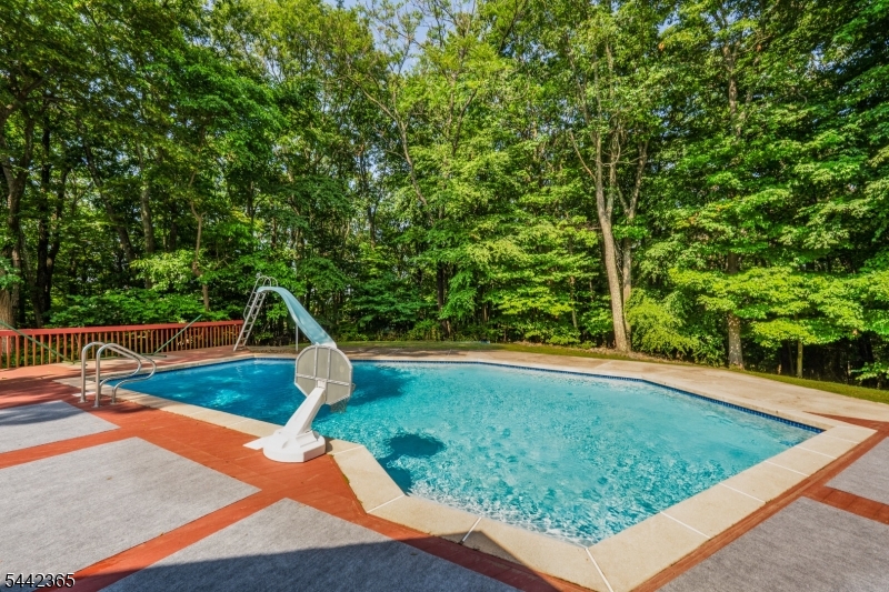 18 Horizon Dr