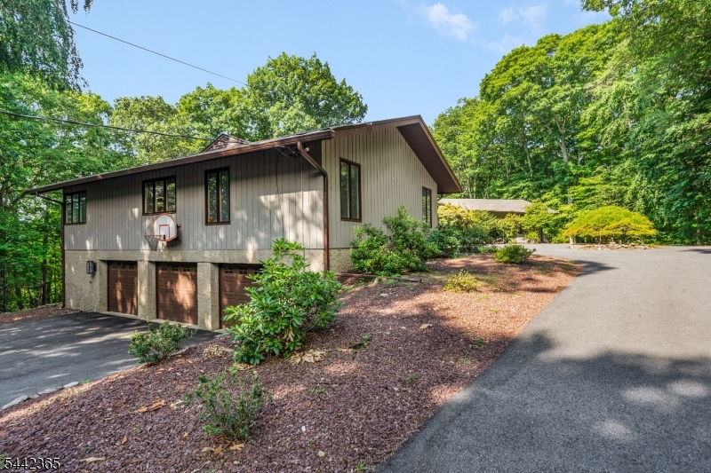 18 Horizon Dr