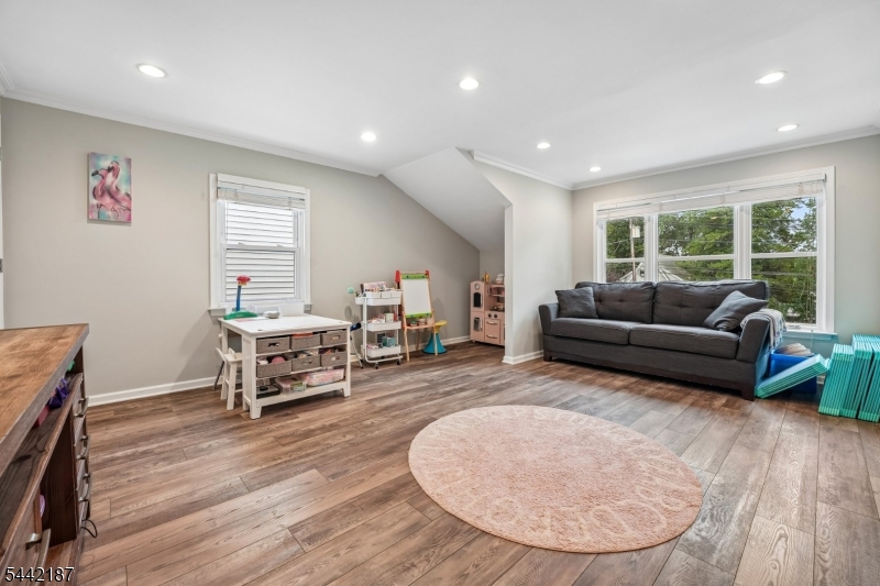 10 Fairway Ave
