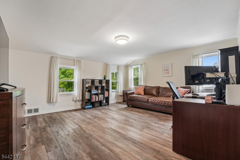 10 Fairway Ave