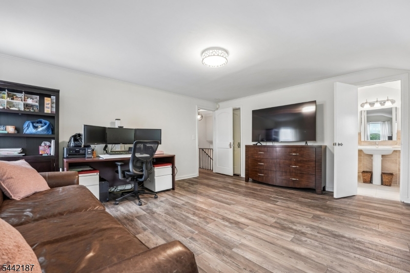 10 Fairway Ave