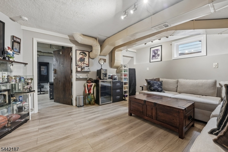 10 Fairway Ave