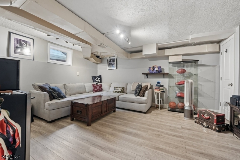 10 Fairway Ave