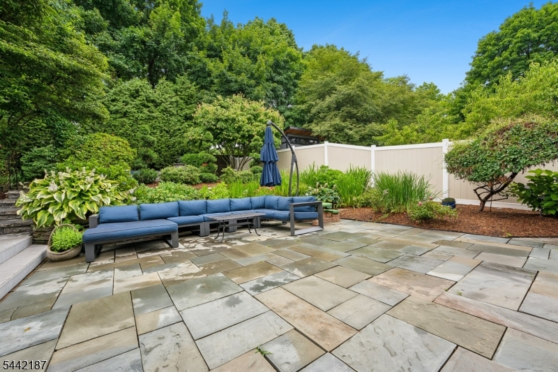 10 Fairway Ave