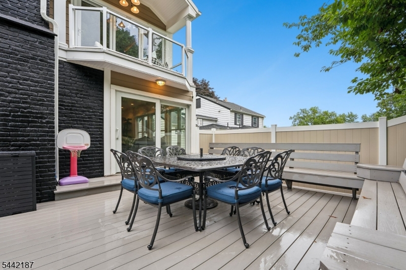 10 Fairway Ave