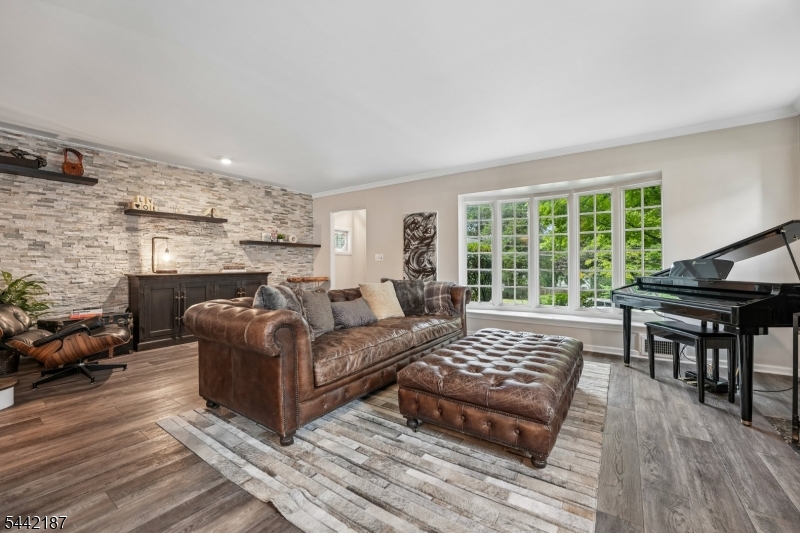 10 Fairway Ave