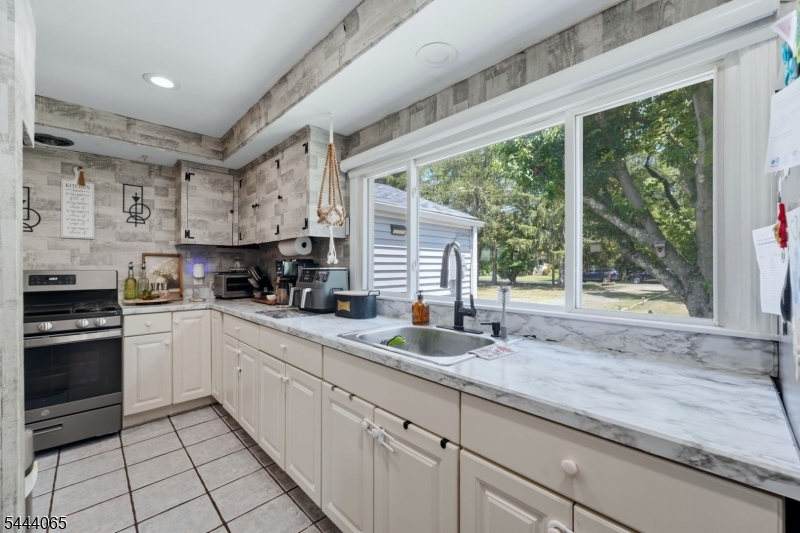 728 Mill Ln
